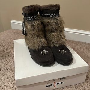 Minnetonka Smokey Grey Spokane Mulluk Boot